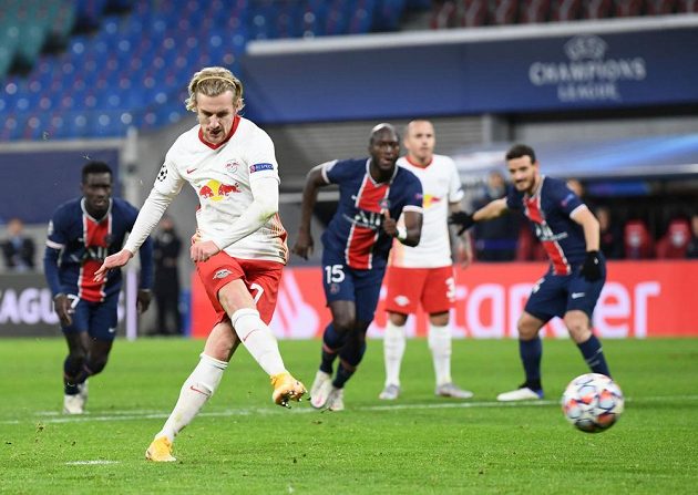 Emil Forsberg střílí z penalty vítězný gól Lipska v utkání Champions League proti PSG.