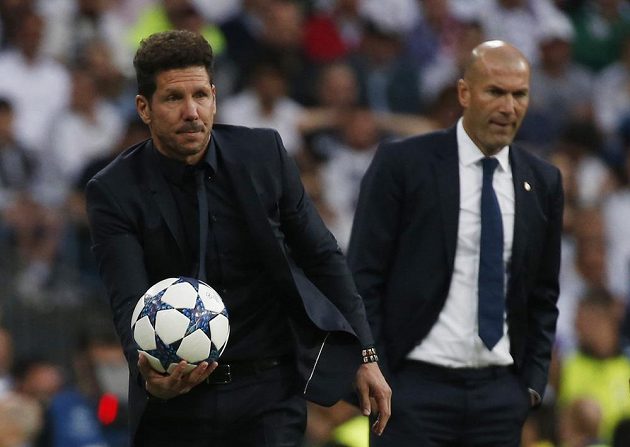 Trenér Atlétika Madrid Diego Simeone a kouč Realu Madrid Zinedine Zidane během prvního semifinále fotbalové Ligy mistrů.