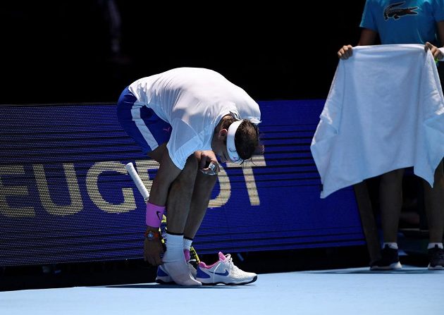 Španělský tenista Rafael Nadal během utkání s Rusem Daniilem Medveděvem na Turnaji mistrů.