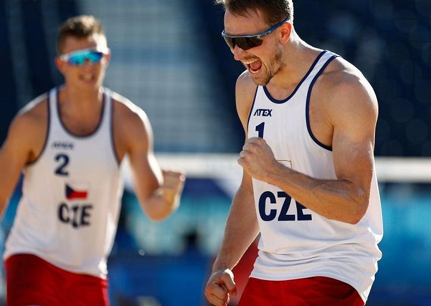 Ondřej Perušič (vpředu) a David Schweiner v duelu s ruským párem Krasilnikov, Stojanovskij.
