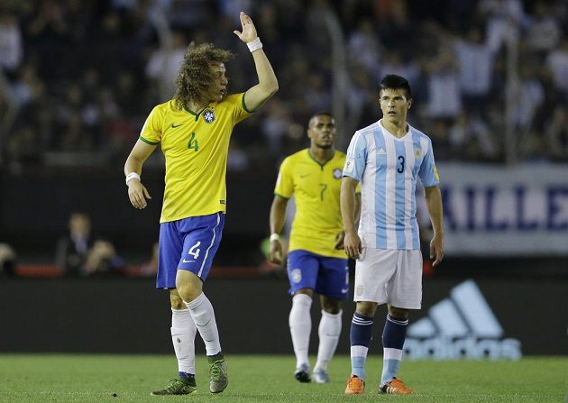 Brazilský obránce David Luiz se zlobí na rozhodčího, který mu ukázal červenou kartu v kvalifikačním duelu proti Argentině.