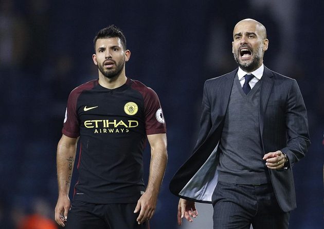 Kouč Manchesteru City Pep Guardiola a útočník Sergio Agüero po hladké výhře na hřišti West Bromwiche.