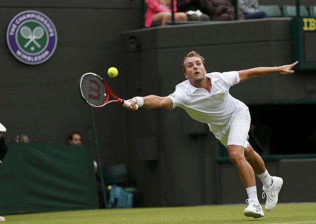Belgický tenista Steve Darcis se v prvním kole Wimbledonu postaral o senzaci, když vyřadil Rafaela Nadala.