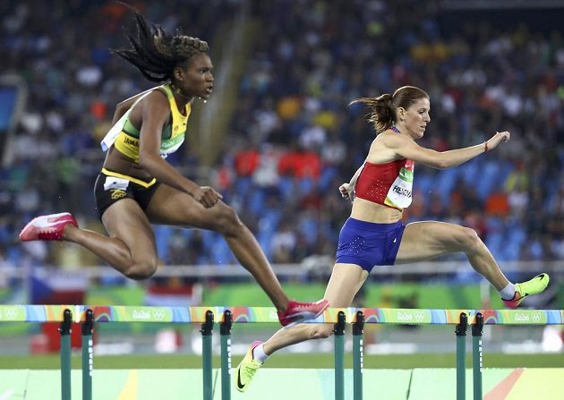 Zuzana Hejnová (vpravo) bez problémů míří za postupem do olympijského semifinále na 400 metrů překážek.