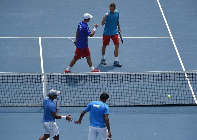 Čeští tenisté Adam Pavlásek a Radek Štěpánek zvládli čtyřhru proti indickému páru Rohan Bopanna, Leandr Paes.