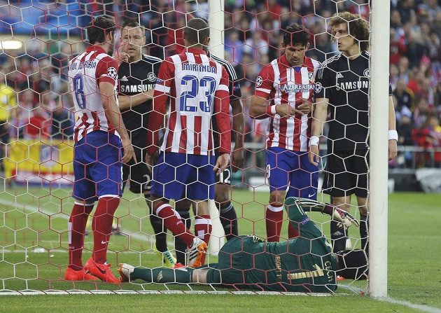 Zraněný brankář Chelsea Petr Čech si říká o střídání v úvodním semifinále Ligy mistrů proti Atlétiku Madrid.