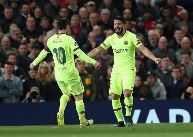 Barcelonští Luis Suárez (vpravo) a Lionel Messi se radují po gólu proti Manchesteru United.