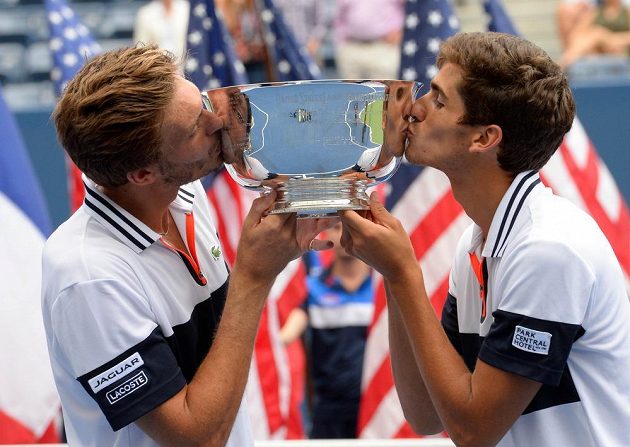 Pierre-Hugues Herbert (vpravo) a Nicolas Mahut z Francie po triumfu ve čtyhře na US Open.