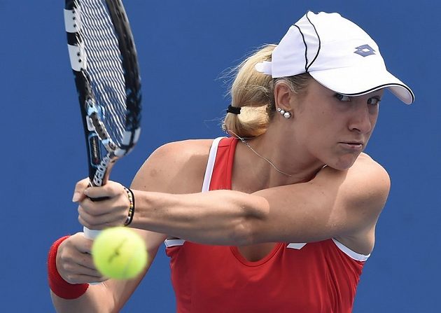 Česká tenistka Denisa Allertová v zápase 1. kola Australian Open proti Švýcarce Romině Oprandiové.