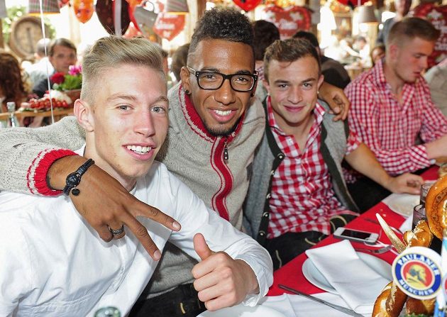 Fotbalisté Bayernu Mnichov na Oktoberfestu. Zleva Mitchell Weiser, Jerome Boateng a Xherdan Shaqiri.
