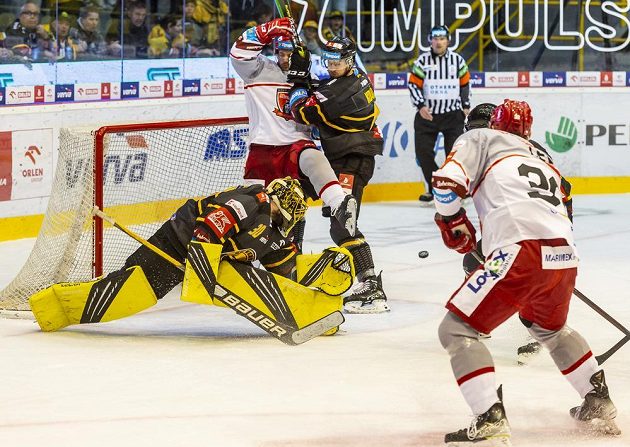 Zleva brankář Denis Godla z Litvínova, Christophe Lalancette z Hradce Králové, Daniel Kolář z Litvínova a Jakub Lev z Hradce Králové.