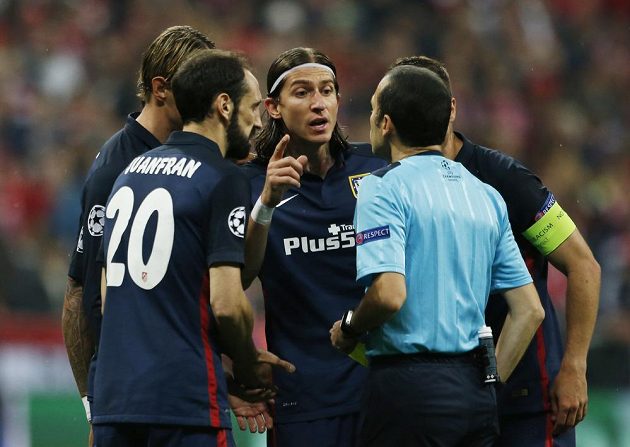 Zleva Fernando Torres, Juanfran, Filipe Luís a Gabi v diskuzi s tureckým rozhodčím Cuneytem Cakirem.