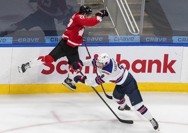 Když jde o zlato, hráči dokážou i téměř nemožné. Takto se prolětěl Kanaďan Dylan Cozens v utkání s USA.