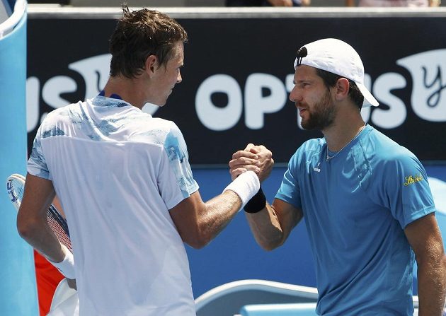 Tomáš Berdych (vlevo) po utkání zdraví přijímá u sítě gratulace k vítězství od rakouského soupeře Jürgena Melzera.