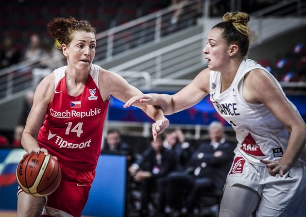 Tereza Krakovičová (vlevo) v utkání s Francií.