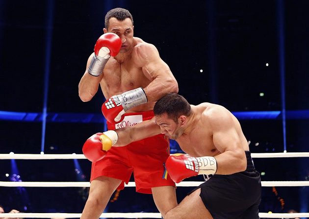 Kubrat Pulev (vpravo) trpí pod údery ukrajinského vládce těžké váhy Vladimira Klička.