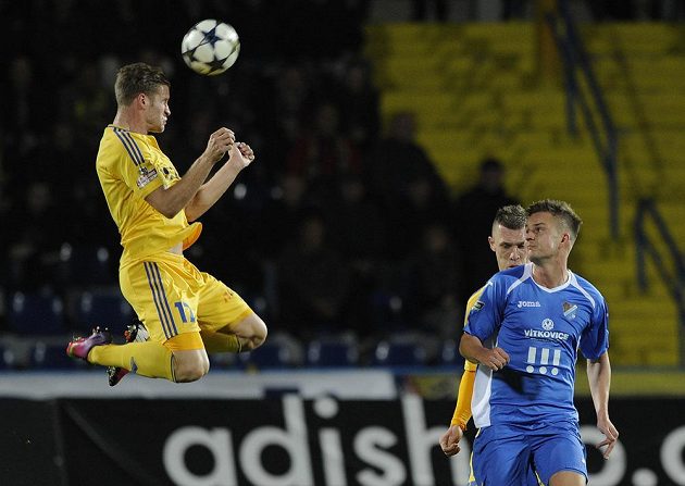 Zcela vlevo hlavičkující Petr Tlustý z Jihlavy. Vpravo jeho spoluhráč Karol Karlík a Dominik Kraut z Ostravy.