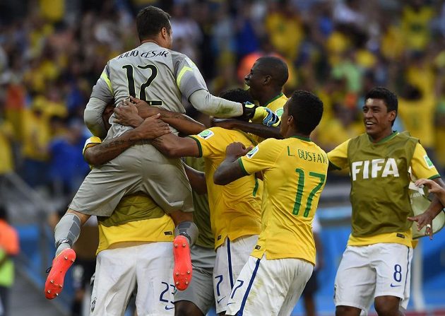 Brazilští fotbalisté oslavují brankáře Julia Cesara, který pomohl kanárkům v penaltovém rozstřelu k vítězství nad Chile.