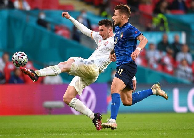 Nebezpečného italského kanonýra Cira Immobileho (vpravo) bedlivě hlídal Aymeric Laporte.