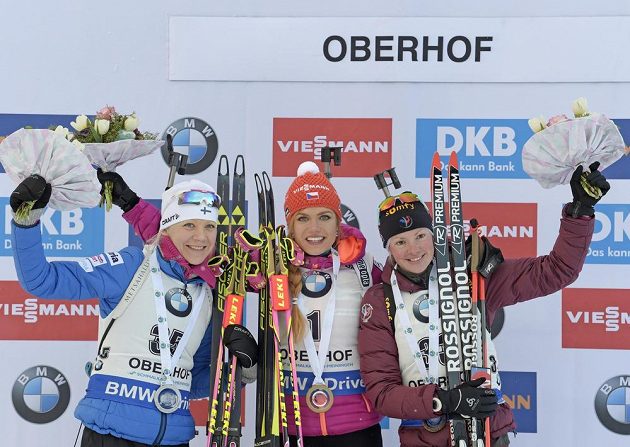 Tři nejlepší biatlonistky z pátečního sprintu na 7,5 km v Oberhofu. Zleva druhá Kaisa Mäkäräinenová z Finska, vítězka Gabriela Koukalová a třetí Marie Dorinová Habertová z Francie.