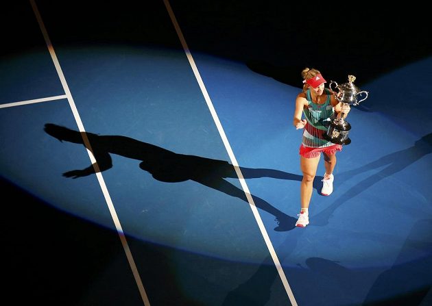 Německá tenistka Angelique Kerberová s trofejí vítězky tenisového Australian Open.