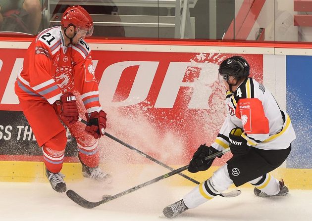 Třinecký obránce Tomáš Linhart (vlevo) a Johannes Johannesen ze Stavangeru v zápase Ligy mistrů.