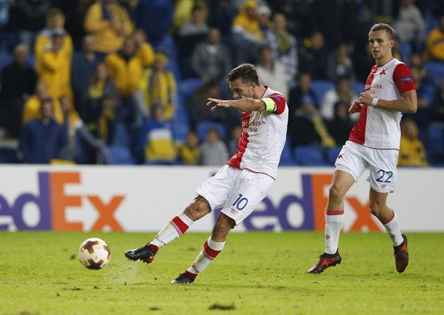 Záložník Slavie Praha Josef Hušbauer v nastavení první půle zápasu Evropské ligy proti Maccabi Tel Aviv napřáhl a míč skončil přesně v šibenici. Slavia vedla 1:0.