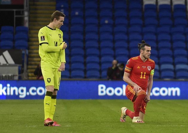 Český reprezentant Jakub Jankto před zápasem s Walesm stojí, zatímco Gareth Bale poklekl.