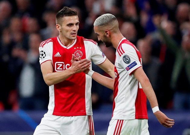 Hakim Zijach (vpravo) přijímá gratulace od spoluhráče z Ajaxu Dušana Tadiče poté, co v utkání s Tottenhamem navýšil skóre na 2:0.