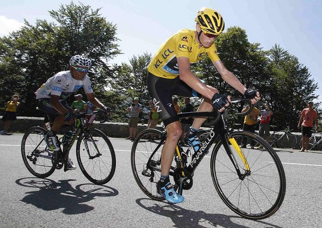 Ani Kolumbijec Nairo Quintana (vlevo) nestačil tempu Chrise Froomea, který ještě zvýšil náskok v čele Tour de France.