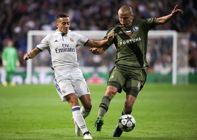 Lucas Vazquezand (vlevo) z Ralu Madrid a obránce Legie Varšava Adam Hloušek v zápase Ligy mistrů.