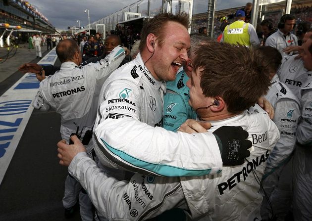Členové stáje Mercedes se radují z Rosbergova triumfu v premiérovém závodě sezóny v australském Melbourne.