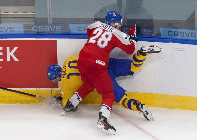 Obránce české hokejové dvacítky Michael Krutil umí přitvrdit, poznal to třeba Švéd Alexander Holtz. Mladý Čech teď dostal mistrovství světa v Edmontonu od disciplinární komise Mezinárodní hokejové federace (IIHF) trest na jeden zápas za faul na amerického útočníka Artura Kaliyeva.