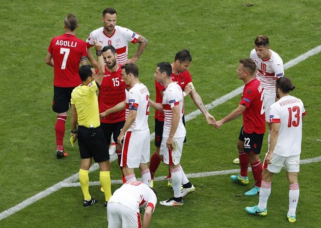 Albánský kapitán Lorik Cana dostává červenou kartu v zápase mistrovství Evropy proti Švýcarsku.