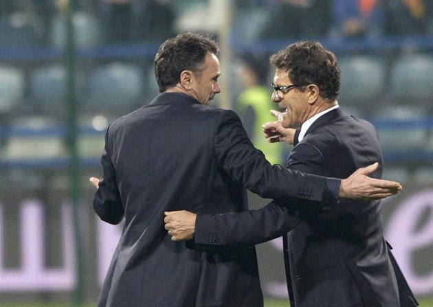 Kouč Rusů Fabio Capello (vpravo) v diskusi s černohorským protějškem Brankem Brnovičem.