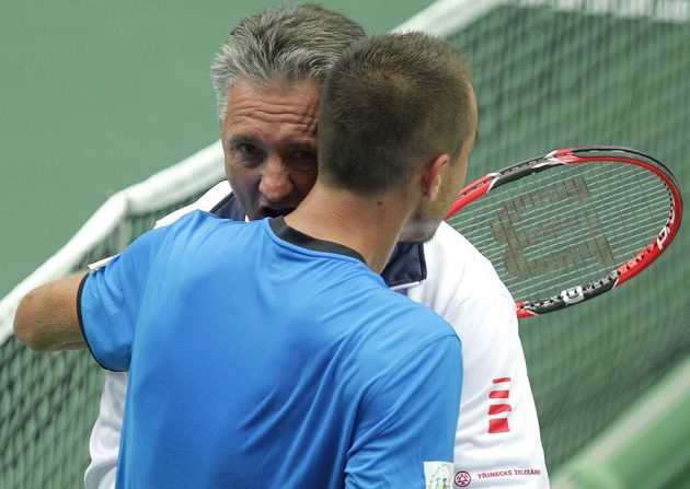 Lukáš Rosol (zády) přijímá gratulaci k vítězství nad Tsongou od nehrajícího kapitána Jaroslava Navrátila.
