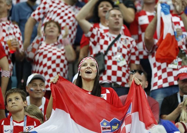 Chorvatští fanoušci během čtvrtfinálového zápasu s ruskem během MS ve fotbale.