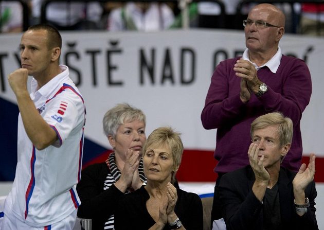 Rodiče Tomáše Berdycha Martin a Hana Berdychovi (vpředu) a Radka Štěpánka Vlastimil a Hana Štěpánkovi (vzadu) během čtyřhry.