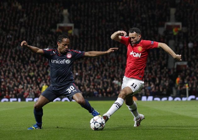 Leandro Salino z Olympiakosu (vlevo) brání záložníka Manchesteru United Ryana Giggse v odvetném osmifinálovém zápase Ligy mistrů.