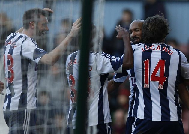 Útočník West Bromwiche Albion Nicolas Anelka (druhý zprava) se raduje z gólu na půdě West Hamu.