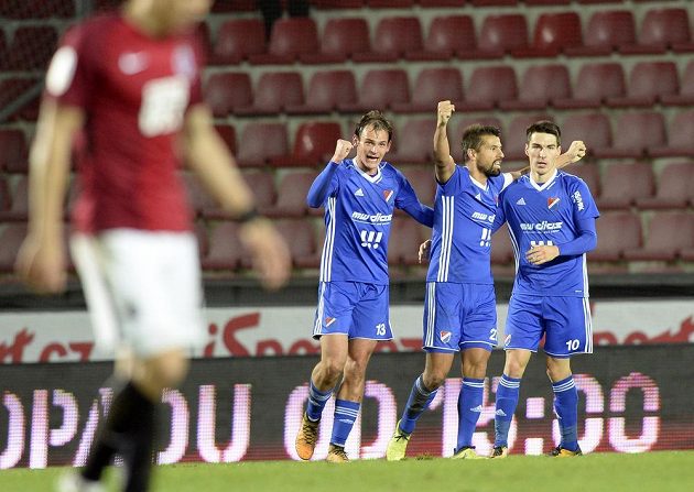 Zleva Oleksander Azackij, Milan Baroš a Robert Hrubý z Baníku se radují z gólu na Spartě.