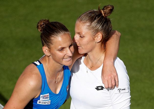 Souboj dvojčat Plíškových vyhrála v Birminghamu Kristýna (v bílém), světovou trojku Karolínu zdolala 6:2, 3:6, 7:6 a ve čtvrtfinále ji čeká Barbora Strýcová.