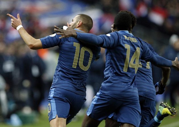 Francouzský útočník Karim Benzema (vlevo) slaví se spoluhráči gól proti Ukrajině.