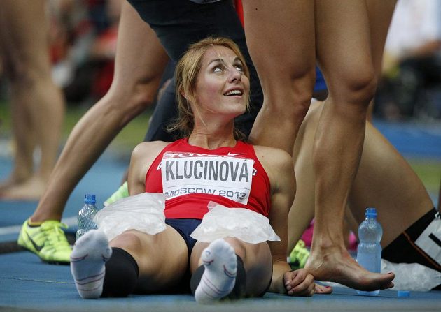 Eliška Klučinová po doběhu závěrečné osmistovky ženského sedmiboje.