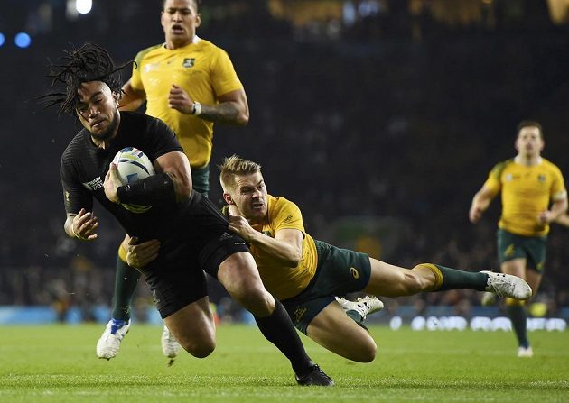 Australan Drew Mitchell se marně snaží zabránit, aby Novozélanďan Ma'a Nonu položil pětku ve finále MS.