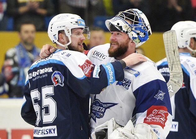 Plzeňský Miroslav Preisinger gratuluje k postupu do finále brankáři Brna Marku Čiliakovi.