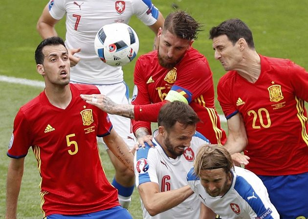 Český obránce Tomáš Sivok a Jaroslav Plašil (dole) v hlavičkovém souboji s trojicí Španělů ve složení zleva Sergio Busquets, Sergio Ramos a Aritz Aduriz.