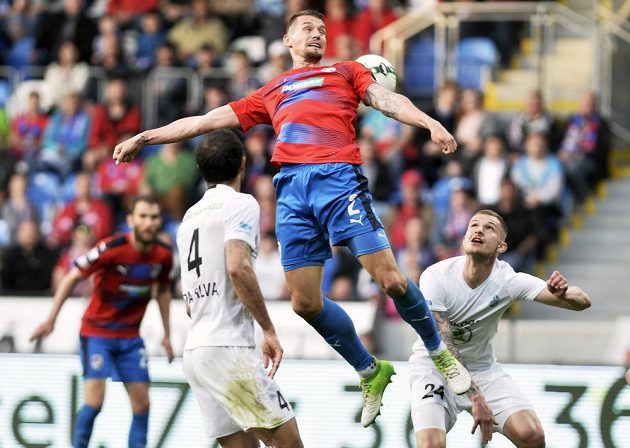 Zleva Douglas Da Silva z Boleslavi, Lukáš Hejda z Viktorie a Pavel Čmovš z Boleslavi.