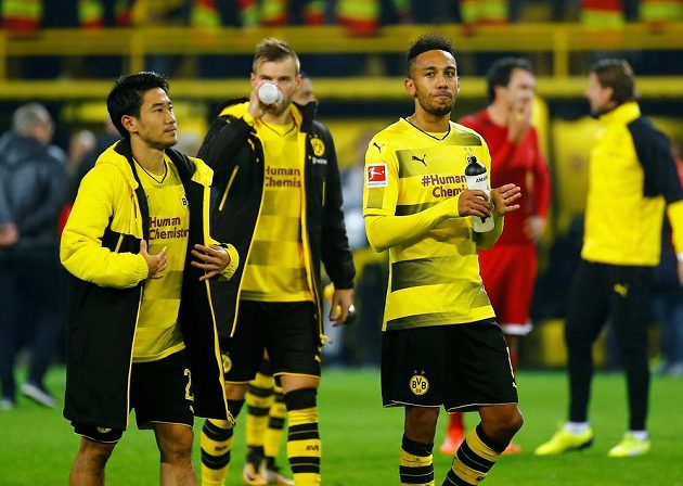 Fotbalisté Borussie Dortmund Shinji Kagawa a Pierre-Emerick Aubameyang museli překousnout zklamání po porážce s Bayernem ve šlágru bundesligy.