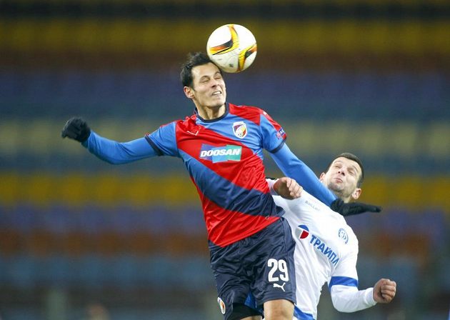 Fotbalista Viktorie Plzeň Tomáš Kučera ve vzdušném souboji s Fatosem Becirajem z Dinama Minsk.